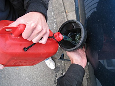 J'aide Thierry à remplir le réservoir de sa voiture