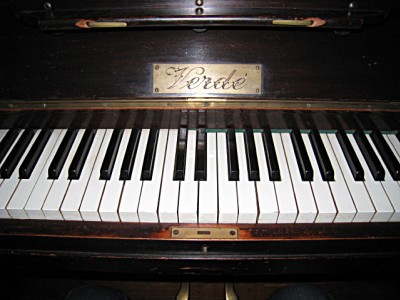 Je joue un peu de piano