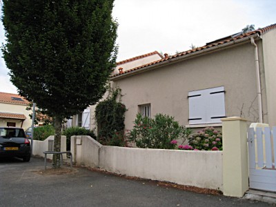 Nous passons devant la maison de notre enfance