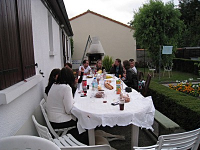 Les gens sont à table