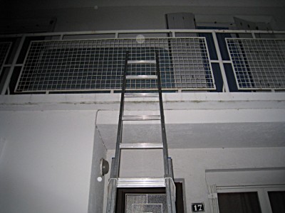 La porte de la maison est fermée et je n'ai pas la clé. Je pose une échelle contre le balcon