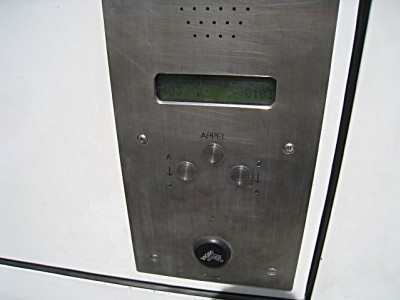 Je sonne à l'interphone