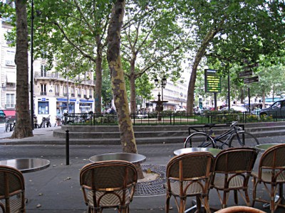 Nous nous installons à la terrasse d'un café