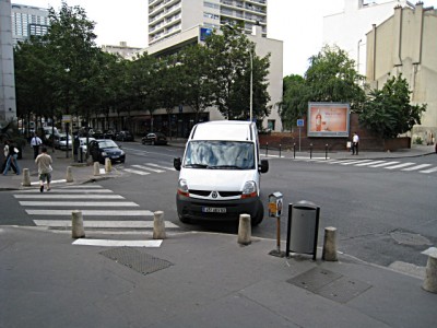 Edouard se gare devant l'immeuble