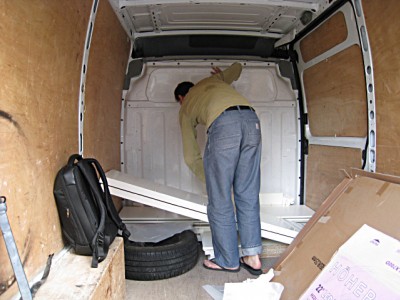 Edouard range les éléments dans la camionnette
