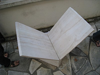 Le socle en marbre