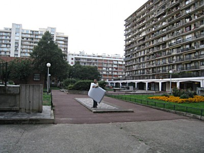 Edouard porte le matelas