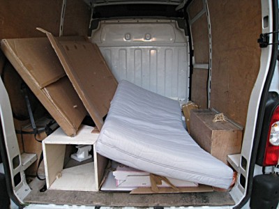 Nous déchargeons la camionnette
