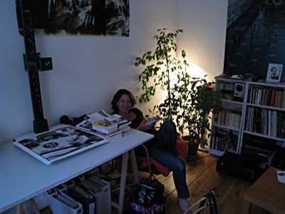 Emmanuelle est là en train de lire