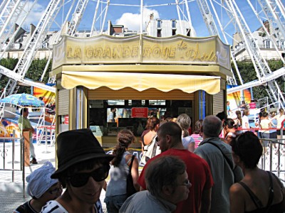Nous faisons la queue pour la grande roue