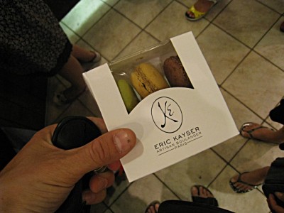 Nous achetons des macarons pour les enfants