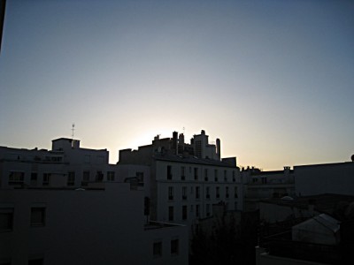 Je regarde par la fenêtre