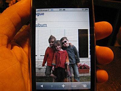 Emmanuelle me montre une photo de ses enfants