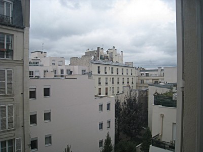 Je regarde par la fenêtre
