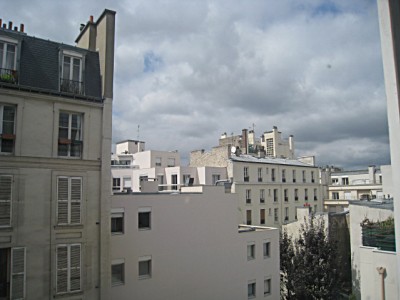 Je regarde par la fenêtre