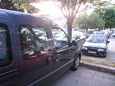 Nous montons dans sa voiture