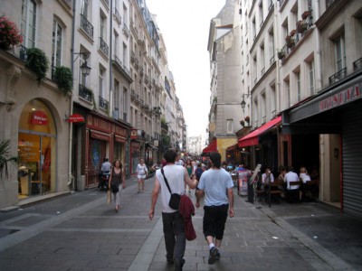 Yossef m'a appris que nous avons gagné l'appel d'offre Monumenta. Nous cherchons un restaurant pour fêter ça