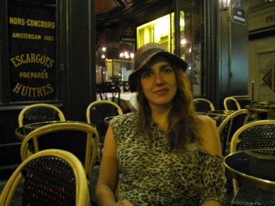 Une jeune femme m'accoste. Nous discutons