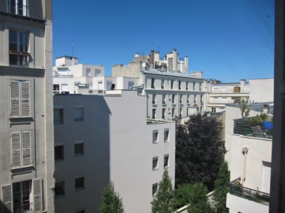 Je regarde à la fenêtre