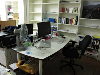 Je passe à mon bureau prendre mon ordinateur