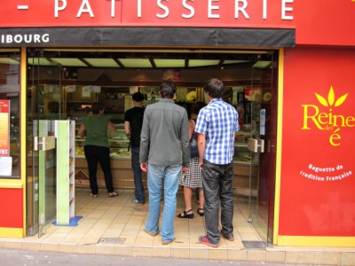 Je fais la queue à la boulangerie