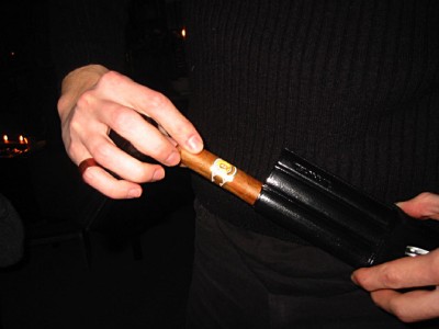 Thibaut fume un cigare