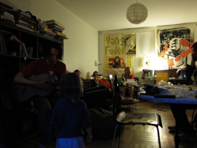 Néjib joue de la guitare