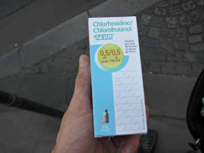 J'achète une solution pour bain de bouche suite à la pose de mon implant