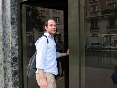 Je croise Alban à l'entrée de l'immeuble de Néjib et Julie