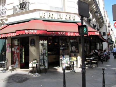 Je sors patienter à la terrasse d'un bar