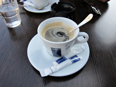 Je bois un café