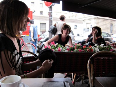 Nous discutons avec deux étudiantes en Art