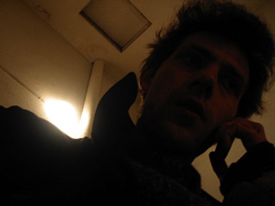 J'arrive à la soirée. J'appelle Edouard qui doit aussi venir