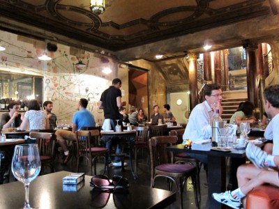 L'intérieur du Delaville café