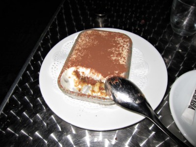 Je mange un tiramisu