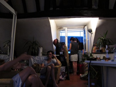 Des amis à elle passent à l'improviste