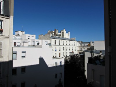 Je regarde par la fenêtre