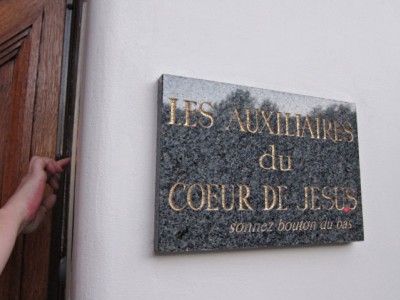 Nous allons chez Pascaline, une amie de Valérie
