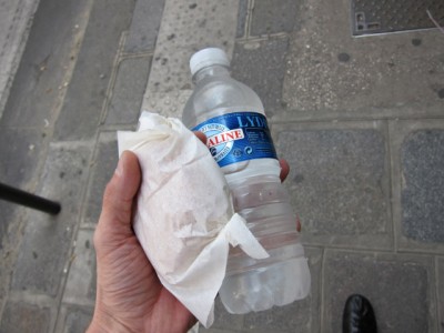 J'achète de l'eau et un chausson aux pommes