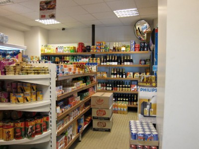 Nous passons à la superette