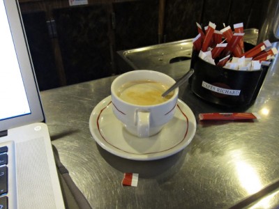 Je prends un café dans un bar