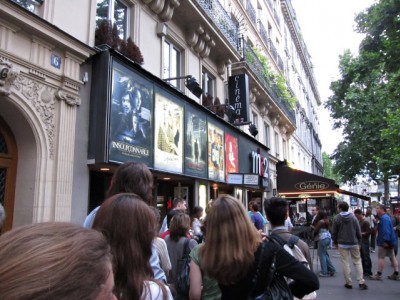 Nous faisons la queue devant le cinéma