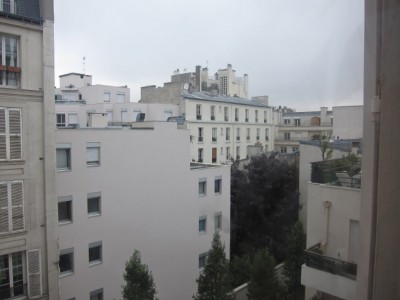 Je regarde par la fenêtre