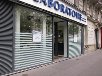 Je vais au laboratoire