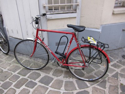 Mon vélo fraichement équipé : compteur, porte bagage, nouvelle selle, nouveau guidon...