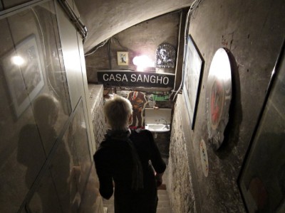 Nous allons à la cave trouver un cadeau pour Lou