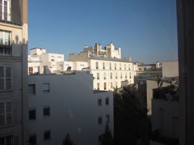 Je regarde par la fenêtre