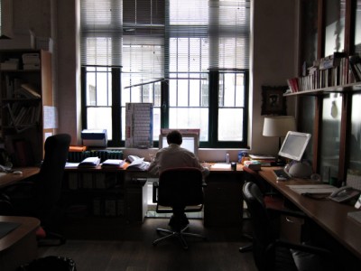 Il serait éventuellement disposé à me sous-louer des bureaux. Nous en discutons