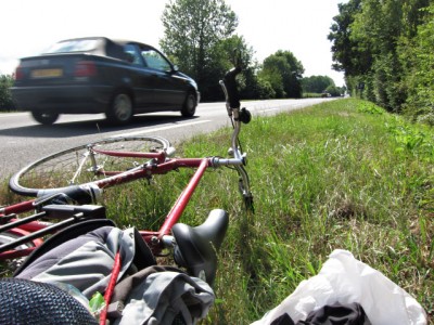 Une douleur aigue aux tendons du genou droit m'oblige à m'arrêter sur le bord de la route