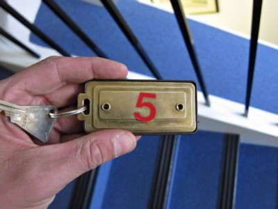 Ils ont de la place. Ils me donnent la chambre n°5